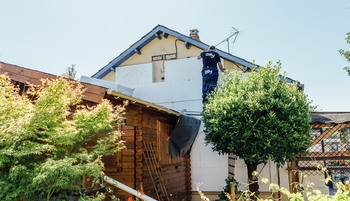 Artisan Effy pose un isolant en panneau sur murs extérieurs
