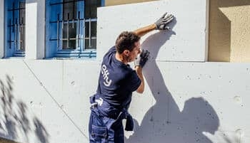 Artisan Effy pose un isolant en panneau sur murs extérieurs