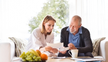 femme avec son grand-père dans un salon
