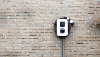 borne de recharge électrique sur mur