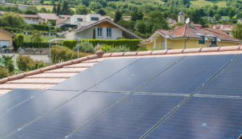panneaux solaires sur un toit à la campagne au vert