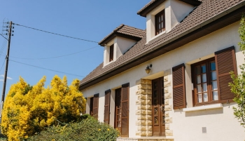 Façade d'une maison avec fenêtres et volets