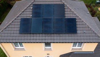 Panneaux solaires installés sur une toiture