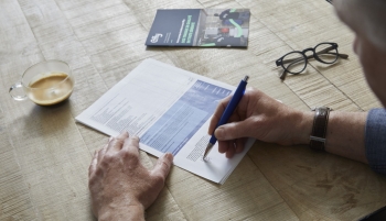 Personne signant un devis pour ses travaux de rénovation