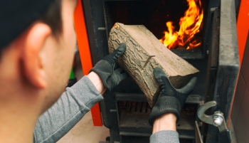 Chaudière à bois ou à granulés : laquelle choisir ?