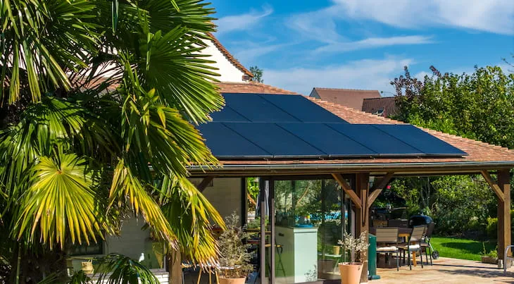 Panneaux solaires installés en toiture